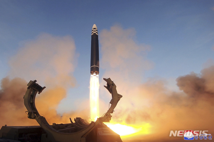 [평양=AP/뉴시스] 지난 16일 북한군이 평양 순안 일대에서 대륙간탄도미사일(ICBM)을 시험 발사하고 있다. (사진=북한 조선중앙통신) 2023.03.17.