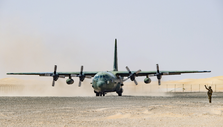 [서울=뉴시스] 공군이 2월 26일부터 17일까지 UAE 아부다비의 알 다프라(Al Dhafra) 기지에서 UAE 공군사령부가 주관하는 다국적 연합훈련 '23년 데저트 플래그(Desert Flag) 훈련'에 참여한 가운데, 한국 C-130 수송기가 작전차량을 적재한 뒤 비포장 활주로에서 이륙하고 있다. (사진=공군 제공) 2023.03.17. photo@newsis.com *재판매 및 DB 금지