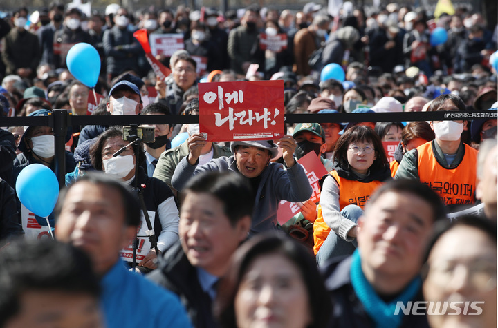 [서울=뉴시스] 김진아 기자 = 18일 오후 서울 중구 서울광장에서 열린 한일역사정의평화행동 '대일 굴욕외교 규탄 범국민대회'에서 참석자들이 구호를 외치고 있다. 2023.03.18. bluesoda@newsis.com