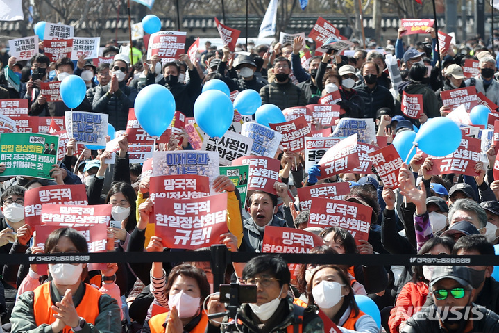 [서울=뉴시스] 김진아 기자 = 한일역사정의평화행동 관계자들이 18일 오후 서울 중구 서울광장에서 열린 '대일 굴욕외교 규탄 범국민대회'에서 구호를 외치고 있다. (공동취재사진) 2023.03.18. photo@newsis.com