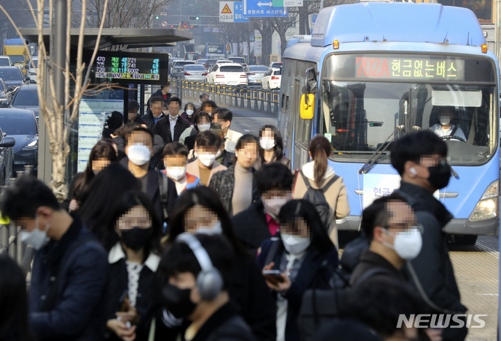 [서울=뉴시스] 최진석 기자 = 지난 20일 오전 서울 한 버스정류장에서 버스에서 내린 대부분의 시민들이 마스크를 착용하고 있다. 2023.03.21. myjs@newsis.com