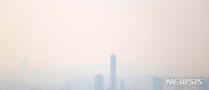 [서울=뉴시스] 김선웅 기자 = 수도권 미세먼지 농도가 '나쁨' 상태를 나타내며 고농도 미세먼지 비상저감조치가 시행된 지난 20일 서울 남산공원에서 바라본 서울 도심이 흐린 모습이다. 2023.03.20. mangusta@newsis.com