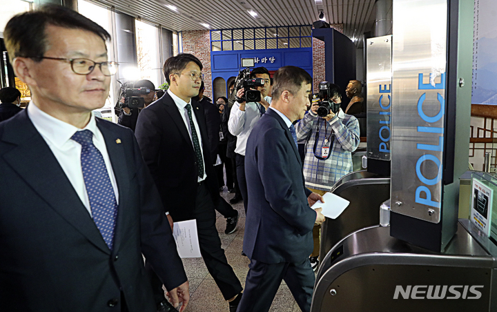 [서울=뉴시스] 최진석 기자 = 더불어민주당 정순신 인사참사 부실검증 진상조사단 강득구(오른쪽) 단장과 임호선(왼쪽), 전용기 위원이 20일 서울 서대문구 경찰청을 항의 방문하고 있다. 이날 민주당 진상조사단은 경찰청을 항의 방문해 국수본부장 인사검증 부실과 관련해 윤희근 경찰청장과 면담 했다. 2023.03.20. myjs@newsis.com