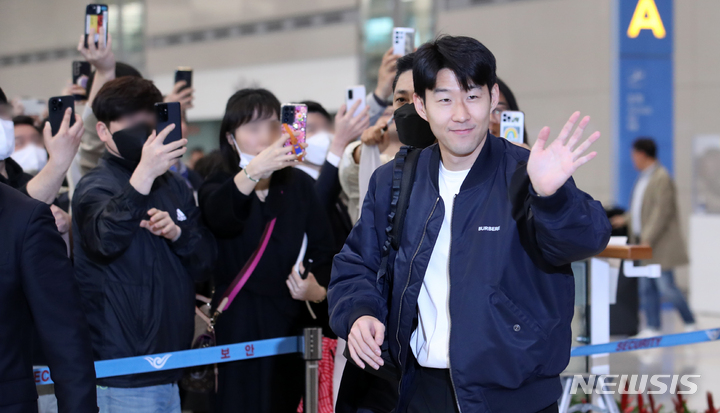 [인천공항=뉴시스] 조성우 기자 = 손흥민이 축구 국가대표팀에 합류하기 위해 20일 오후 인천국제공항 제2여객터미널을 통해 귀국하고 있다. 위르겐 클린스만 감독이 이끄는 한국 축구대표팀은 오는 24일 콜롬비아, 28일 우루과이와 A매치 2연전을 치른다. 2023.03.20. xconfind@newsis.com