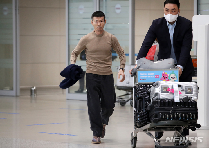 [인천공항=뉴시스] 조성우 기자 = 손흥민 아버지 손웅정 씨가 20일 오후 인천국제공항 제2여객터미널을 통해 귀국하고 있다. 2023.03.20. xconfind@newsis.com