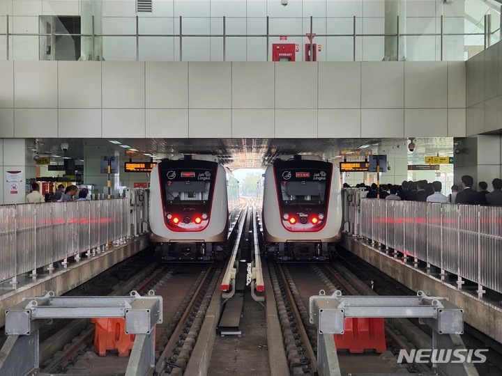 [자카르타=뉴시스] 고가혜 기자=지난 17일 원희룡 국토교통부 장관이 탑승한 LRT 1A단계 열차의 모습. 이는 인도네시아에 만들어진 첫 번째 경전철로 국가철도공단(PM,SE) 및 삼진일렉스(전력), LG CNS(스크린도어), 대아티아이(신호) 등 한국 기업이 참여한 사업이다.