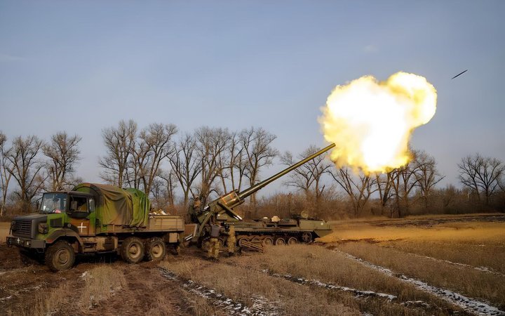 우크라이나 동부 도네츠크의 바흐무트를 중심으로 격전이 벌어지는 가운데 러시아군은 포탄을 하루 평균 2만~5만발 퍼붓는 데 비해 우크라이나군은 평균 4000~7000발을 쏘며 반격하고 있다고 EU가 추산했다. 출처 : @praisethesteph *재판매 및 DB 금지
