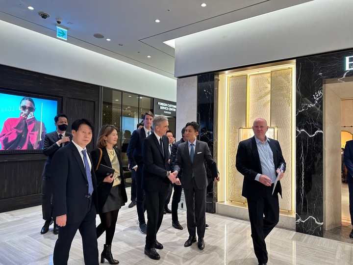 글로벌 명품 그룹 루이비통모에헤네시(LVMH)의 베르나르 아르노 총괄회장이 21일 오후 4시 신세계 강남점을 방문했다. 맨 왼쪽은 손영식 신세계 대표. (사진 = 이지영 기자) *재판매 및 DB 금지