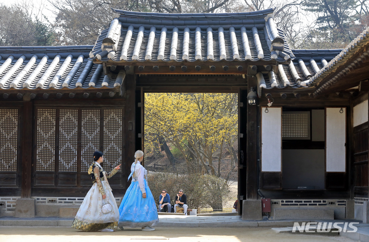 [서울=뉴시스] 김금보 기자 = 절기상 춘분인 21일 오후 서울 종로구 창덕궁 낙선재를 찾은 관람객들이 봄나들이하고 있다. 창덕궁은 4월6일까지 매주 화·수·목요일마다 평소 입장이 제한되던 낙선재 뒤뜰 후원 일대를 둘러보는 '봄을 품은 낙선재' 프로그램을 운영한다. 2023.03.21. kgb@newsis.com