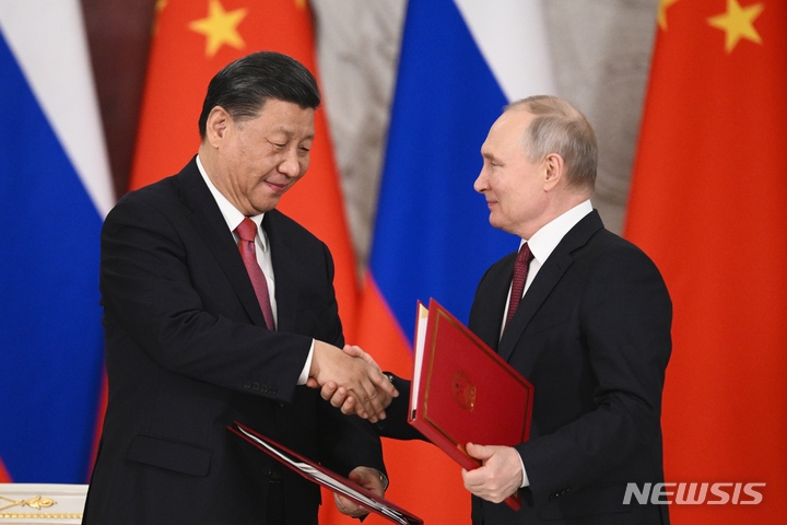 [모스크바=AP/뉴시스] 시진핑(왼쪽) 중국 국가주석과 블라디미르 푸틴 러시아 대통령이 21일(현지시간) 모스크바 크렘린궁에서 '중러 신시대 전면적 전략협력동반자 관계 심화에 관한 공동성명'에 서명 후 이를 교환하고 있다. 2023.03.22.