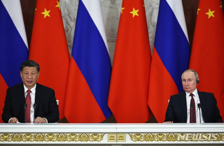 [모스크바=AP/뉴시스] 시진핑(왼쪽) 중국 국가주석과 블라디미르 푸틴 러시아 대통령이 21일(현지시간) 모스크바 크렘린궁에서 '중러 신시대 전면적 전략협력동반자 관계 심화에 관한 공동성명'에 서명 후 공동 기자회견을 하고 있다. 2023.03.22.
