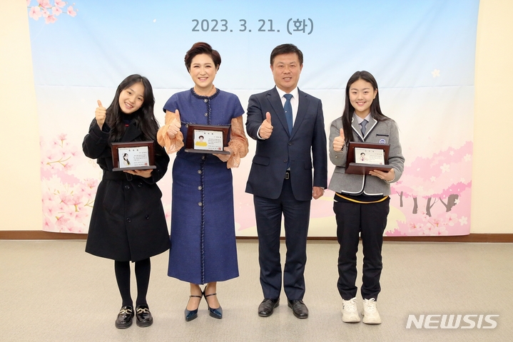 왼쪽부터 김태연양, 김용임씨, 이학수 시장, 방서희양이 기념사진을 찍고 있다.