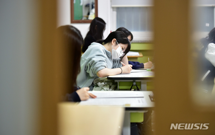 [대구=뉴시스] 이무열 기자 = 2023학년도 첫 전국연합학력평가가 실시된 23일 오전 대구 수성구 대구여자고등학교에서 고3 학생들이 시험을 보고 있다. 2023.03.23. lmy@newsis.com