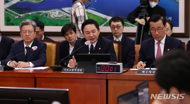 [서울=뉴시스] 이영환 기자 = 원희룡 국토교통부 장관이 23일 오전 서울 여의도 국회에서 열린 국토교통위원회 전체회의에서 의원들의 질의에 답하고 있다. 2023.03.23. 20hwan@newsis.com