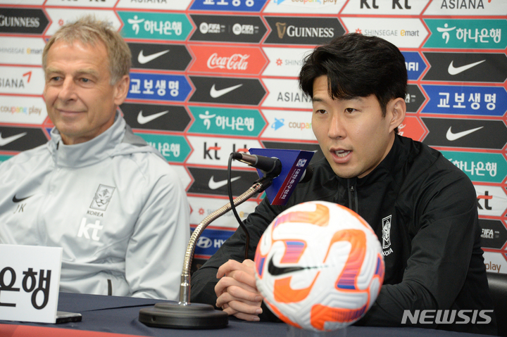 [울산=뉴시스] 배병수 기자 = 축구국가대표팀 손흥민이 23일 오후 울산 남구 문수축구경기장에서 콜롬비아 평가전에 앞서 기자회견을 갖고 있다. 2023.03.23. bbs@newsis.com.