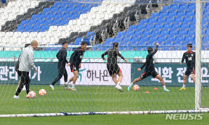 [울산=뉴시스] 배병수 기자 = 23일 오후 울산 남구 문수축구경기장에서 대한민국 축구대표팀 선수들이 24일 콜롬비아 평가전에 앞서 훈련을 하고 있다. 2023.03.23. bbs@newsis.com.