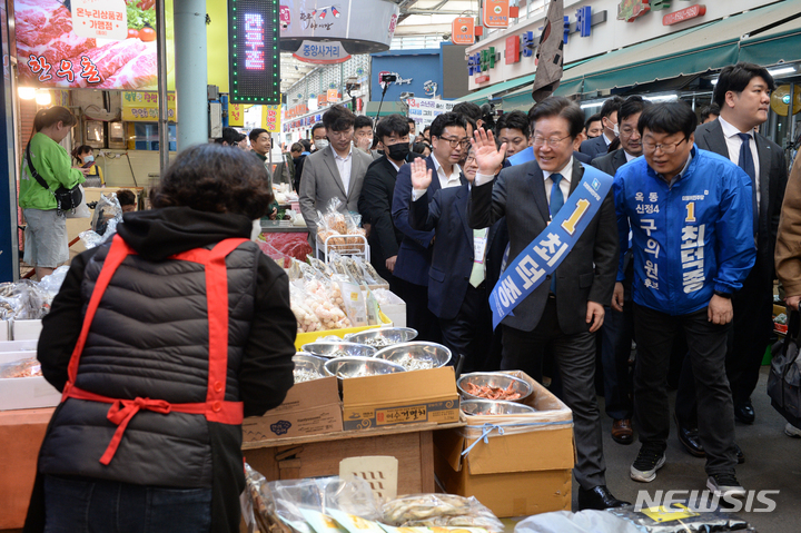 [울산=뉴시스] 배병수 기자 = 이재명 더불어민주당 대표가 24일 오후 울산 남구 수암시장을 방문해 상인과 인사를 나누고 있다. 2023.03.24. bbs@newsis.com.