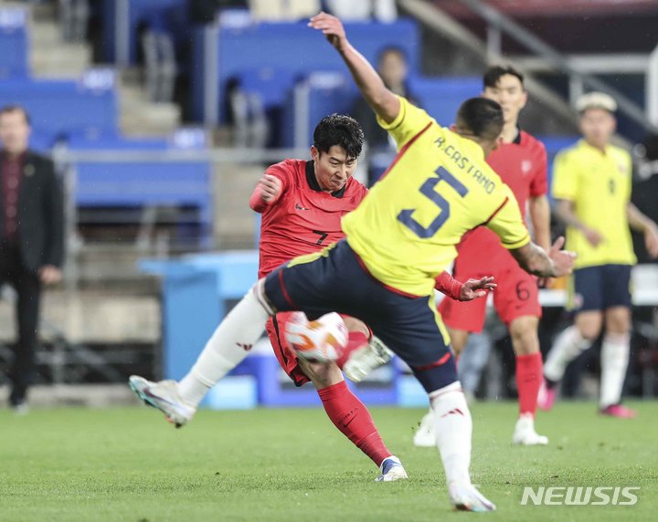 [서울=뉴시스] 김근수 기자 = 24일 오후 울산 남구 문수축구경기장에서 열린 하나은행 초청 축구 국가대표 평가전 대한민국과 콜롬비아의 경기, 대한민국 손흥민이 골을 성공 시키고 있다. 손흥민은 이번 득점으로 A매치 역대 최다 골 3위에 올라서게 됐다. 2023.03.24. ks@newsis.com