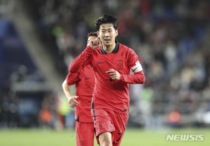 [울산=뉴시스] 김근수 기자 = 24일 오후 울산 남구 문수축구경기장에서 열린 하나은행 초청 축구 국가대표 평가전 대한민국과 콜롬비아의 경기, 대한민국 손흥민이 두번째 골을 성공 시키고 세리머니를 하고 있다. 2023.03.24. ks@newsis.com