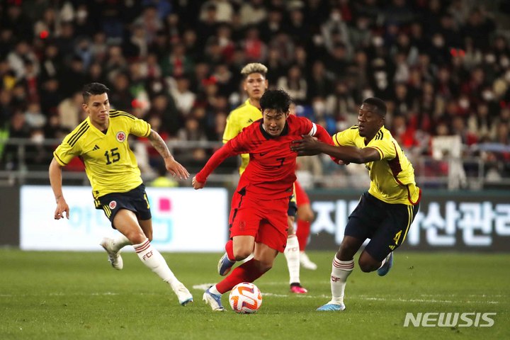 [울산=뉴시스] 정병혁 기자 = 24일 오후 울산 남구 문수축구경기장에서 열린 하나은행 초청 축구 국가대표 평가전 대한민국과 콜롬비아의 경기, 대한민국 손흥민이 돌파하고 있다. 2023.03.24. jhope@newsis.com