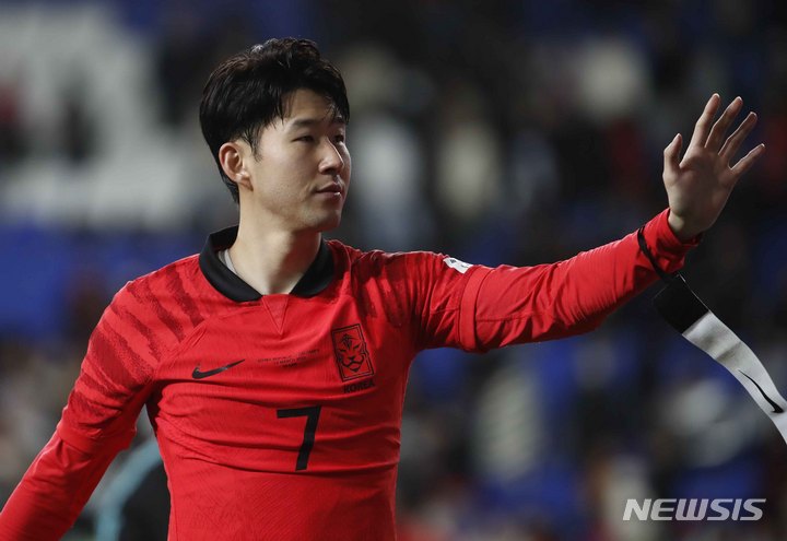 [울산=뉴시스] 정병혁 기자 = 24일 오후 울산 남구 문수축구경기장에서 열린 하나은행 초청 축구 국가대표 평가전 대한민국과 콜롬비아의 경기, 2대2로 무승부를 거둔 대한민국 손흥민이 관중들에게 인사하고 있다. 2023.03.24. jhope@newsis.com