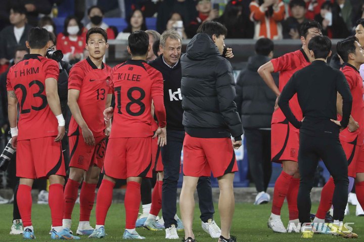 [울산=뉴시스] 김근수 기자 = 24일 오후 울산 남구 문수축구경기장에서 열린 하나은행 초청 축구 국가대표 평가전 대한민국과 콜롬비아의 경기 2대2 무승부 종료, 위르겐 클린스만 감독이 선수들에게 격려하고 있다. 2023.03.24. ks@newsis.com