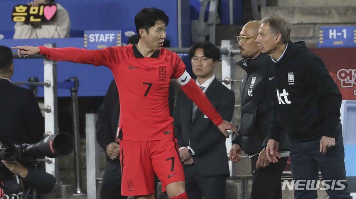 [울산=뉴시스] 김근수 기자 = 24일 오후 울산 남구 문수축구경기장에서 열린 하나은행 초청 축구 국가대표 평가전 대한민국과 콜롬비아의 경기, 손흥민이 경기 중 위르겐 클린스만 감독과 대화하고 있다. 2023.03.24. ks@newsis.com