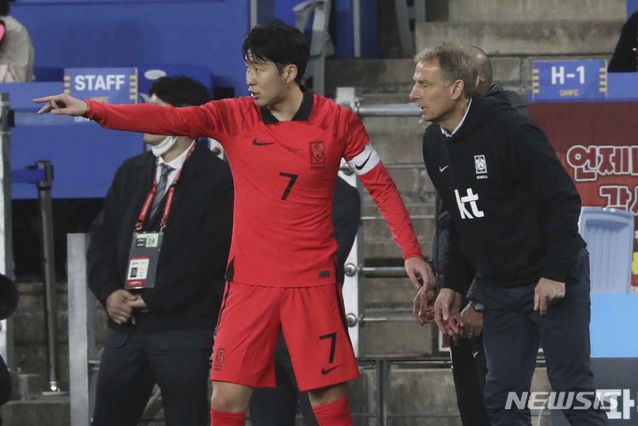 [울산=뉴시스] 김근수 기자 = 24일 오후 울산 남구 문수축구경기장에서 열린 하나은행 초청 축구 국가대표 평가전 대한민국과 콜롬비아의 경기, 손흥민이 경기 중 위르겐 클린스만 감독과 대화하고 있다. 2023.03.24. ks@newsis.com