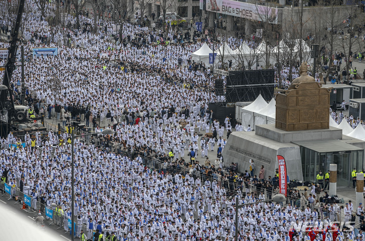 [서울=뉴시스] 정병혁 기자 = 25일 서울 종로구 광화문광장에서 열린 '국기' 태권도 한마음 축제에서 1만 2000여명의 참가자들이 동시에 태극 1장 품세를 선보이는 기네스 기록에 도전하고 있다. 이번 행사는 태권도 국기 지정 5주년을 맞아 진행됐다. 2023.03.25. jhope@newsis.com