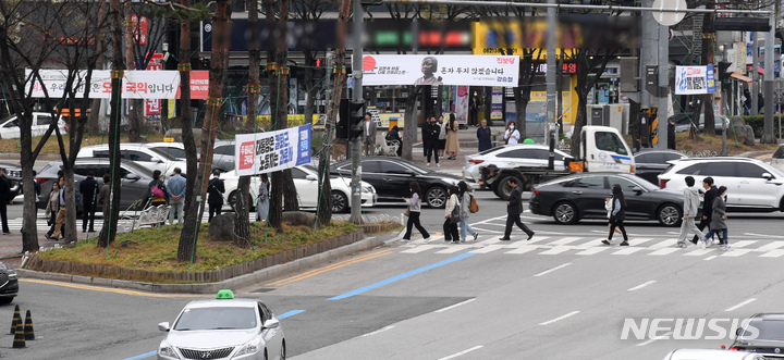 [광주=뉴시스] 변재훈 기자 = 25일 광주 서구 광천동 광천교차로 내 횡단보도 주변에 각 정당 명의의 현수막이 걸려 있다. 2023.3.25. wisdom21@newsis.com