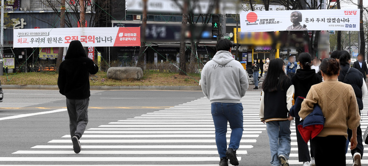 [광주=뉴시스] 변재훈 기자 = 25일 광주 서구 광천동 광천교차로 내 횡단보도 주변에 각 정당 명의의 현수막이 걸려 있다. 2023.3.25. wisdom21@newsis.com