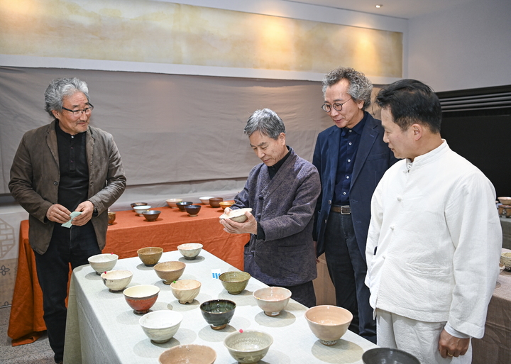 제20회 전국찻사발공모대전 출품작 심사. 문경시 제공 *재판매 및 DB 금지