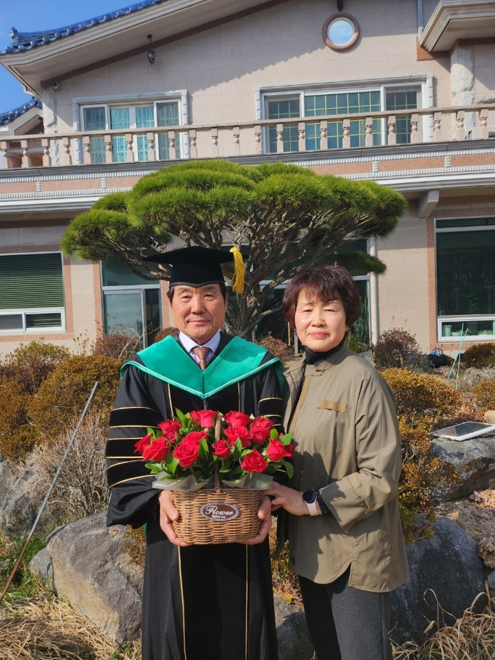 72세 박사학위 김정수씨 "한국의 산은 유골 지키는 산"