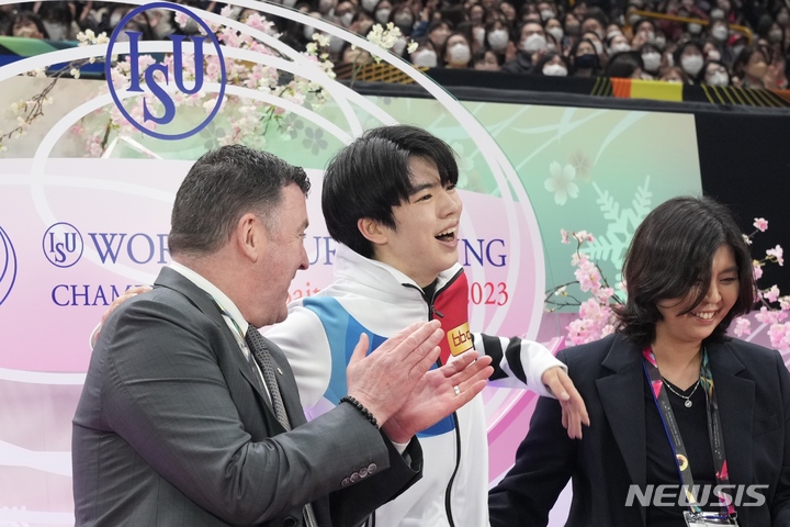 [사이타마=AP/뉴시스] 차준환이 지난 25일 일본 사이타마 슈퍼 아레나에서 열린 2023 국제빙상경기연맹(ISU) 피겨스케이팅 세계선수권대회 남자 싱글 프리스케이팅에서 점수를 확인한 뒤 기뻐하고 있다. 2023.03.26.
