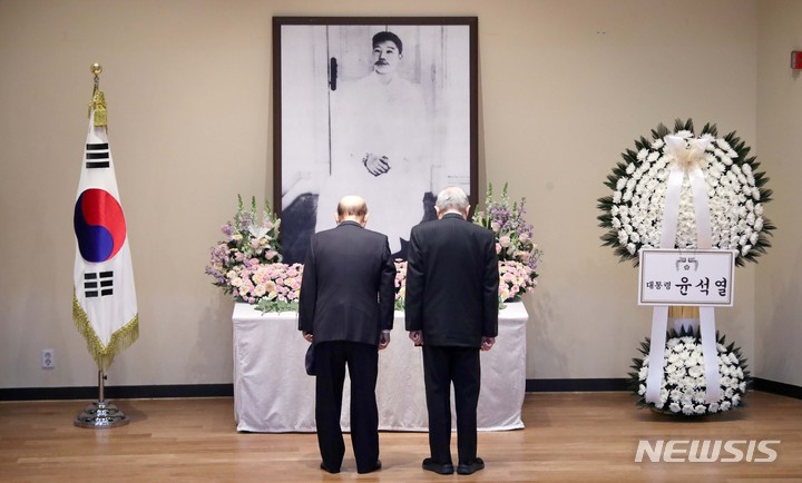 [서울=뉴시스] 김선웅 기자 = 26일 서울 중구 안중근의사기념관에서 열린 안중근 의사 순국 113주기 추모식에서 참석자들이 헌화 후 묵념을 하고 있다. 2023.03.26. mangusta@newsis.com