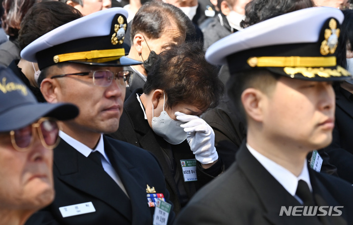 [평택=뉴시스] 김종택 기자 = 26일 경기도 평택시 해군 제2함대 사령부에서 열린 '제13주기 천안함 46용사 추모식'에서 유가족이 눈물을 훔치고 있다. 이날 열린 추모식에는 당시 숨진 군인 유가족과 천암함 승조원, 해군 관계자 등 200여 명이 참석했다. 2023.03.26. jtk@newsis.com