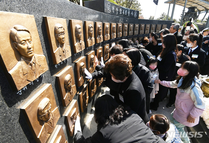 [평택=뉴시스] 김종택 기자 = 26일 경기도 평택시 해군 제2함대 사령부에서 열린 '제13주기 천안함 46용사 추모식'에서 유가족들이 추모비에 새겨진 얼굴을 어루만지고 있다. 이날 열린 추모식에는 당시 숨진 군인 유가족과 천암함 승조원, 해군 관계자 등 200여 명이 참석했다. 2023.03.26. jtk@newsis.com