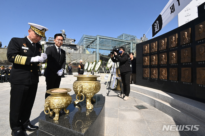 [평택=뉴시스] 김종택 기자 = 이종호 해군참모총장이 26일 경기도 평택시 해군 제2함대 사령부에서 열린 '제13주기 천안함 46용사 추모식'에서 헌화하고 있다. 이날 열린 추모식에는 당시 숨진 군인 유가족과 천암함 승조원, 해군 관계자 등 200여 명이 참석했다. 2023.03.26. jtk@newsis.com