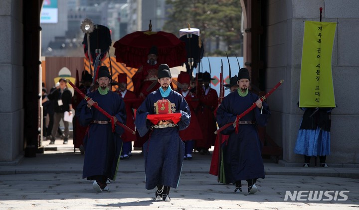 [서울=뉴시스] 김선웅 기자 = 26일 서울 종로구 경복궁 흥례문 일원에서 2023년 전국 수문장 임명의식 특별행사가 진행되고 있다. 2023.03.26. mangusta@newsis.com