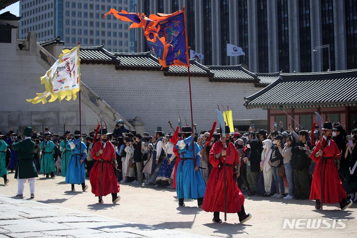 [서울=뉴시스] 김선웅 기자 = 26일 서울 종로구 경복궁 흥례문 일원에서 2023년 전국 수문장 임명의식 특별행사가 진행되고 있다. 2023.03.26. mangusta@newsis.com