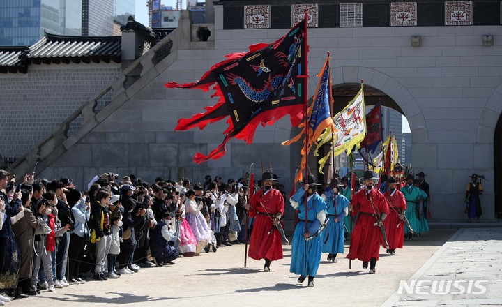 [서울=뉴시스] 김선웅 기자 = 26일 서울 종로구 경복궁 흥례문 일원에서 2023년 전국 수문장 임명의식 특별행사가 진행되고 있다. 2023.03.26. mangusta@newsis.com