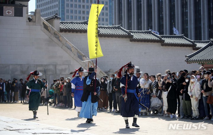 [서울=뉴시스] 김선웅 기자 = 26일 서울 종로구 경복궁 흥례문 일원에서 진주성 수성중군영이 2023년 전국 수문장 임명의식 특별행사 참석하기 위해 입장하고 있다. 2023.03.26. mangusta@newsis.com