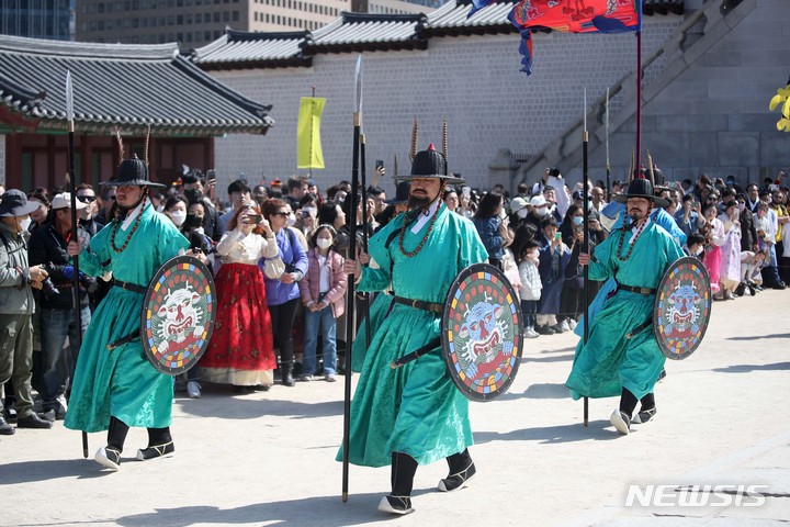 [서울=뉴시스] 김선웅 기자 = 26일 서울 종로구 경복궁 흥례문 일원에서 2023년 전국 수문장 임명의식 특별행사가 진행되고 있다. 2023.03.26. mangusta@newsis.com