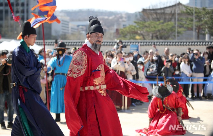 [서울=뉴시스] 김선웅 기자 = 26일 서울 종로구 경복궁 흥례문 일원에서 조선 국왕을 맡은 배우 송용태가 2023년 전국 수문장 임명의식 특별행사 참석하기 위해 입장하고 있다. 2023.03.26. mangusta@newsis.com