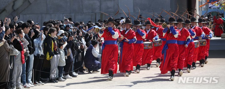 [서울=뉴시스] 김선웅 기자 = 26일 서울 종로구 경복궁 흥례문 일원에서 2023년 전국 수문장 임명의식 특별행사가 진행되고 있다. 2023.03.26. mangusta@newsis.com