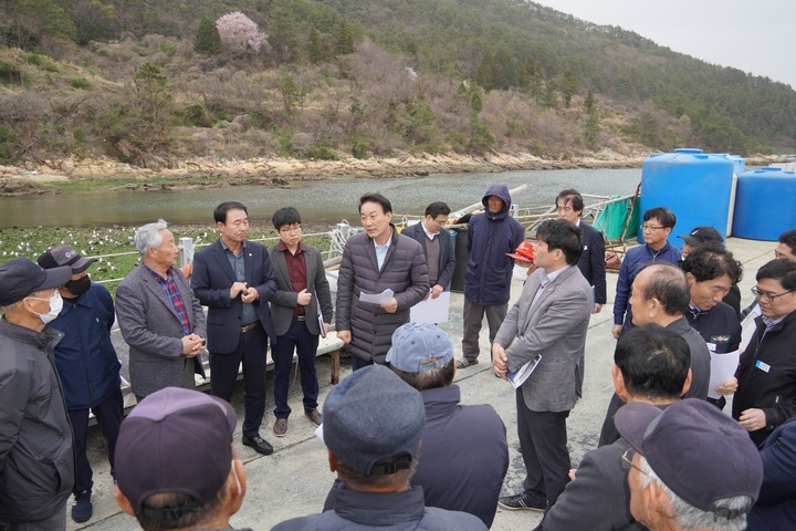 [거제=뉴시스] 신정철 기자= 서일준 국회의원(경남 거제, 국민의힘)의 현장소통 행보가 또 하나의 해묵은 과제를 해결했다. 서 의원은 지난 24일 장목면 외포항 현장에서 마산지방해양수산청, 거제시, 용역사 등 관계자들과 주민 40여명이 참석한 가운데 외포항 동방파제 진입도로 관련 추진협의를 진행하고 있다.(사진=서일준의원실 제공).2023.03.27. photo@newsis.com *재판매 및 DB 금지