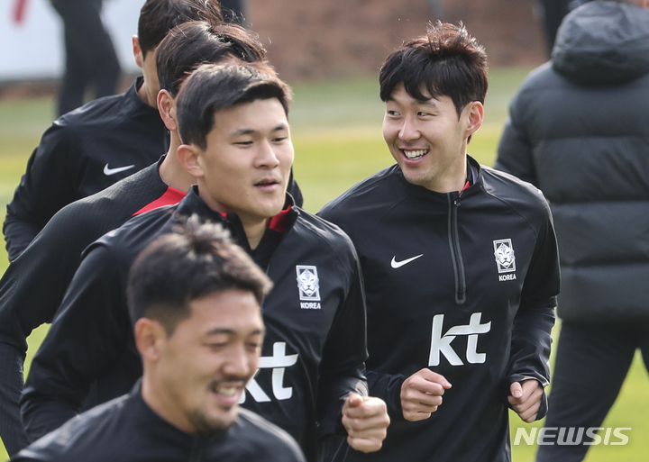 [파주=뉴시스] 김근수 기자 = 한국 축구 국가대표팀 손흥민 등 선수들이 27일 오후 경기 파주시 축구 국가대표 트레이닝센터(NFC)에서 훈련을 하고 있다. 축구 국가대표팀은 28일 우루과이와의 평가전을 앞두고 있다. 2023.03.27. ks@newsis.com