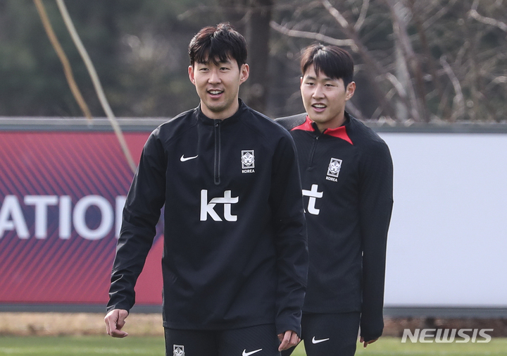 [파주=뉴시스] 김근수 기자 = 한국 축구 국가대표팀 손흥민과 이강인이 27일 오후 경기 파주시 축구 국가대표 트레이닝센터(NFC)에서 훈련을 하고 있다. 축구 국가대표팀은 28일 우루과이와의 평가전을 앞두고 있다. 2023.03.27. ks@newsis.com