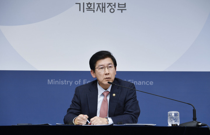 최상대 기획재정부 차관이 3월27일 정부세종청사 중앙동에서 열린 '2024년도 예산안 편성지침 및 기금운용 계획안 작성지침 백브리핑'에서 주요내용을 발표하고 있다.(사진=기획재정부) *재판매 및 DB 금지