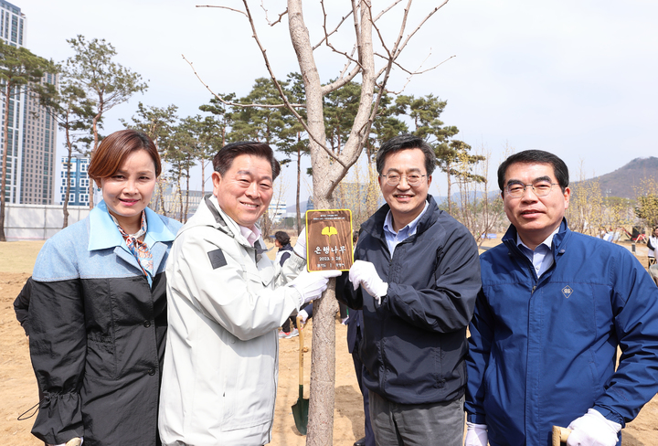 28일 오후 광명 새빛공원에서 열린 '기후위기 대응' 주제 맞손토크에서 김동연 경기도지사, 박승원 광명시장, 양기대 국회의원(오른쪽), 임오경 국회의원(왼쪽)이 나무심기를 마치고 기념촬영을 하고 있다. (사진=경기도 제공) *재판매 및 DB 금지